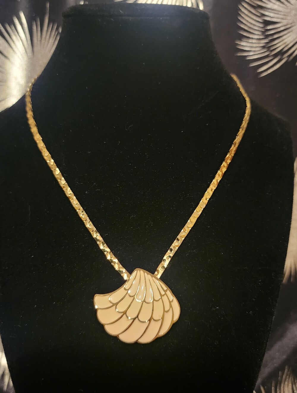 VINTAGE - TRIFARI - Gold-Tone Beige Shell Pendant Necklace - Women Jewelry